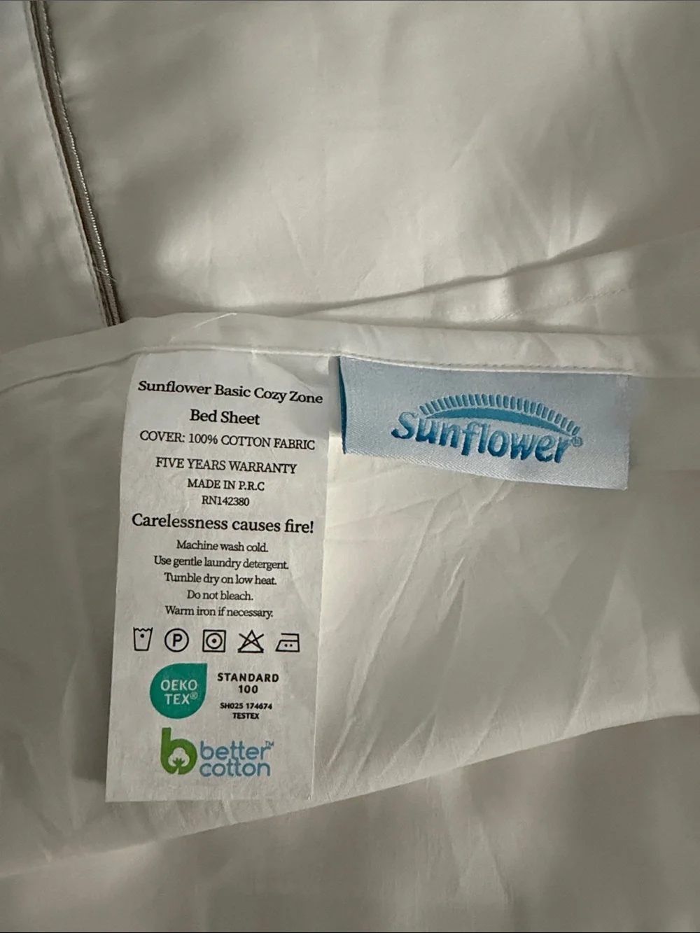 2 flat queen sheets. Never used.